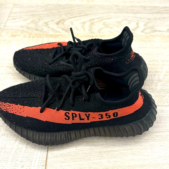Yeezy Other - Yeezy 350 V2 Sneaker - Worn 2 times - size 5